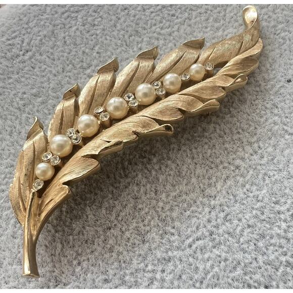 1950'S CROWN TRIFARI FAUX PEARL & CRYSTAL RHINESTONE LEAF PIN BROOCH GOLD TONE - Picture 3 of 8